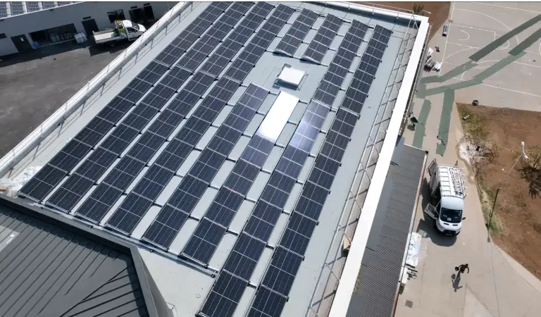 Lycée_de_Meyzieu_panneaux_solaires